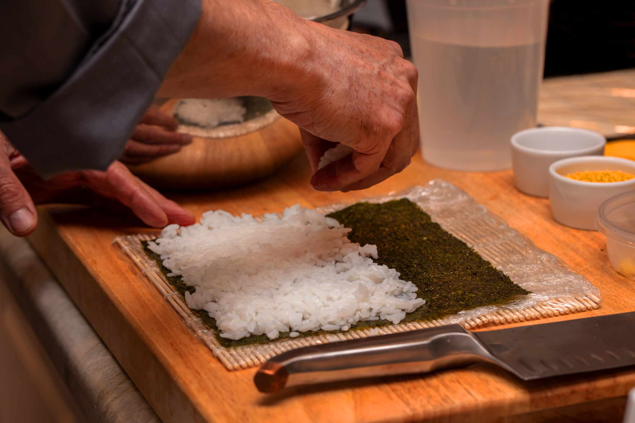 chef-preparing-ingredients-and-teaching-how-to-mak-8QUEPGU.jpg